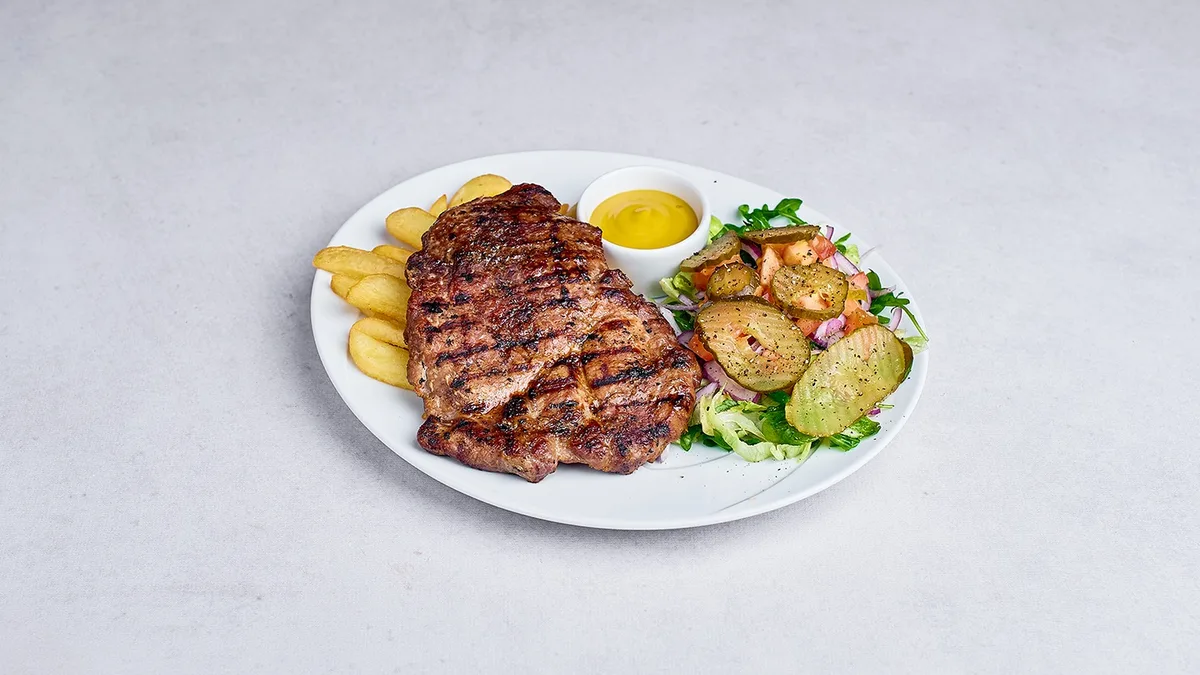 Beefsteak sa žara s prilogom