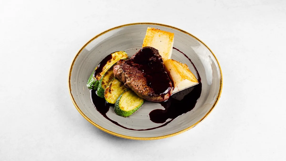 Beefsteak u umaku od čokolade s prilogom