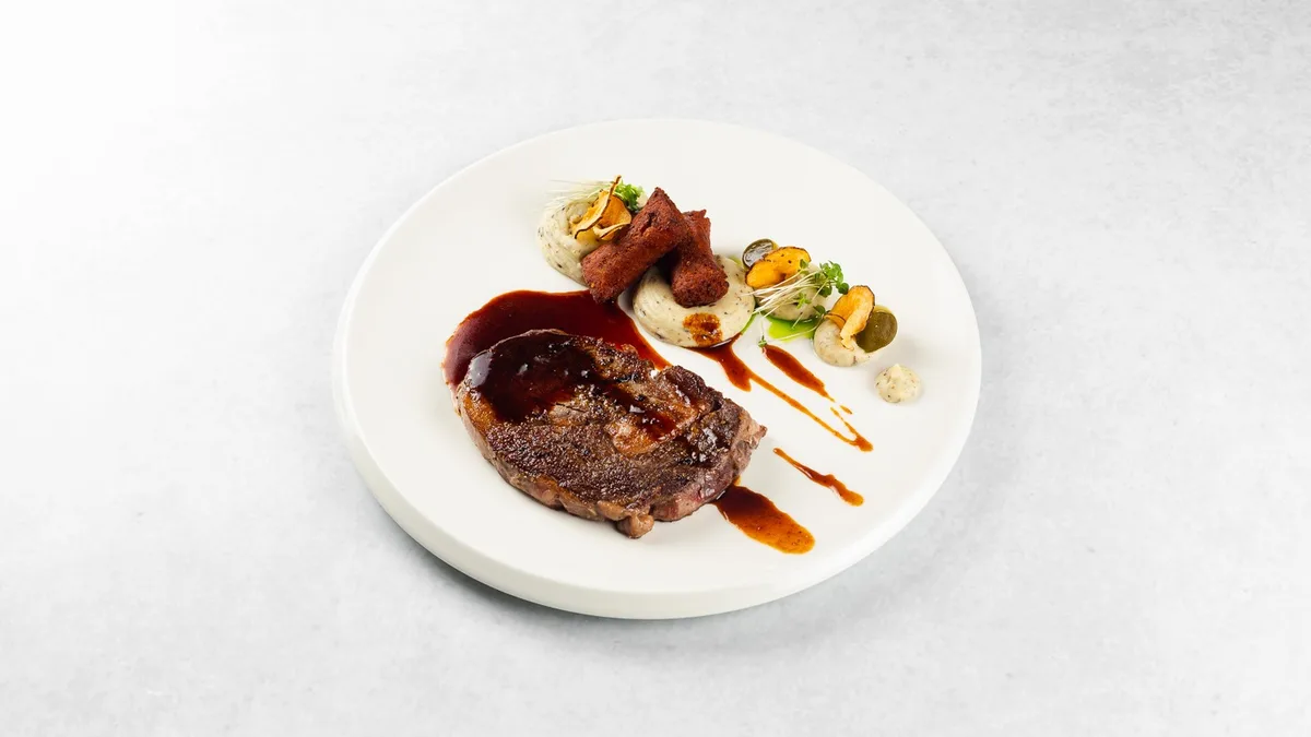 Beefsteak u umaku od suhih šljiva s prilogom