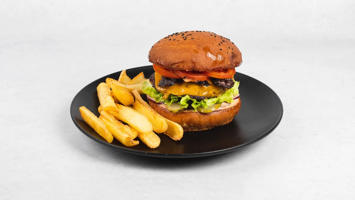 Cheddar burger s prilogom