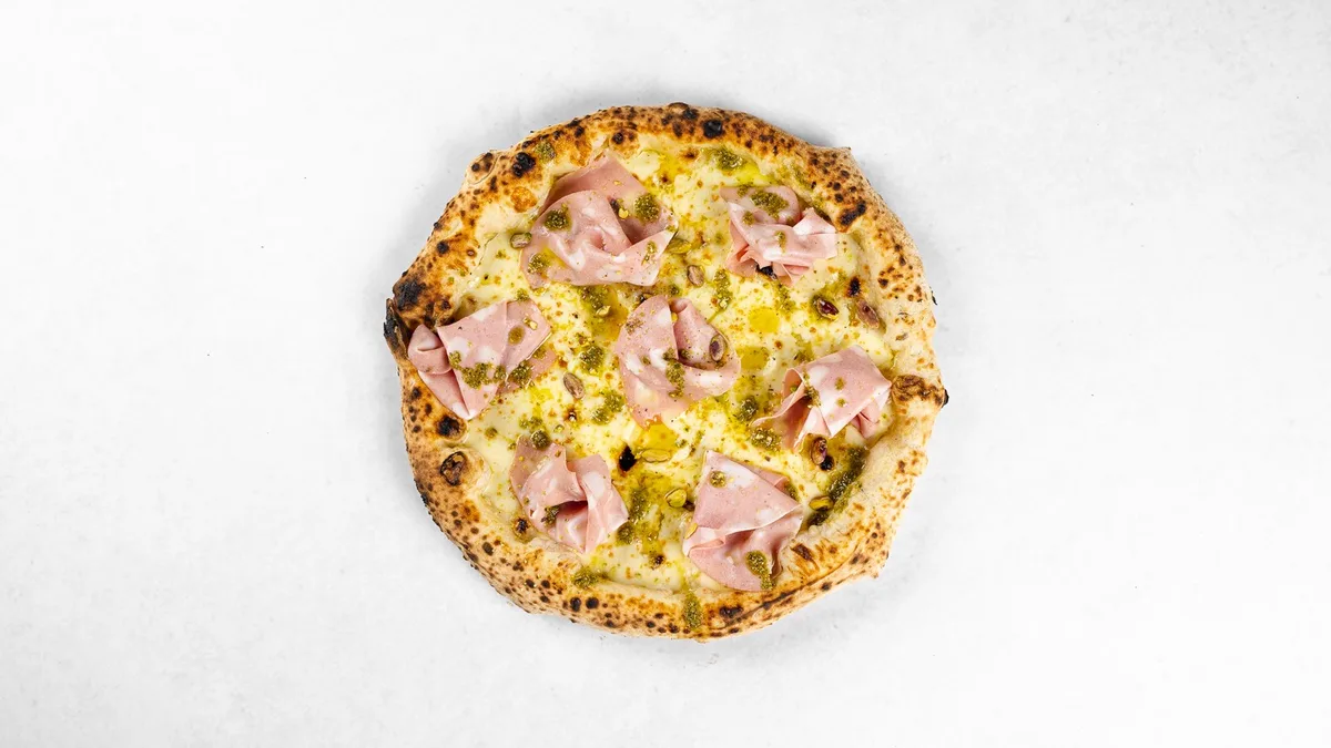Mortadella i burrata pizza