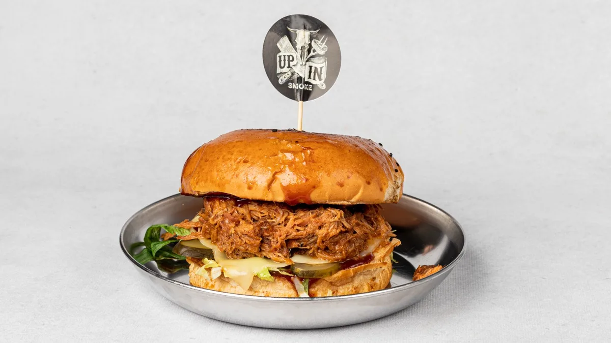 Pulled pork burger s prilogom