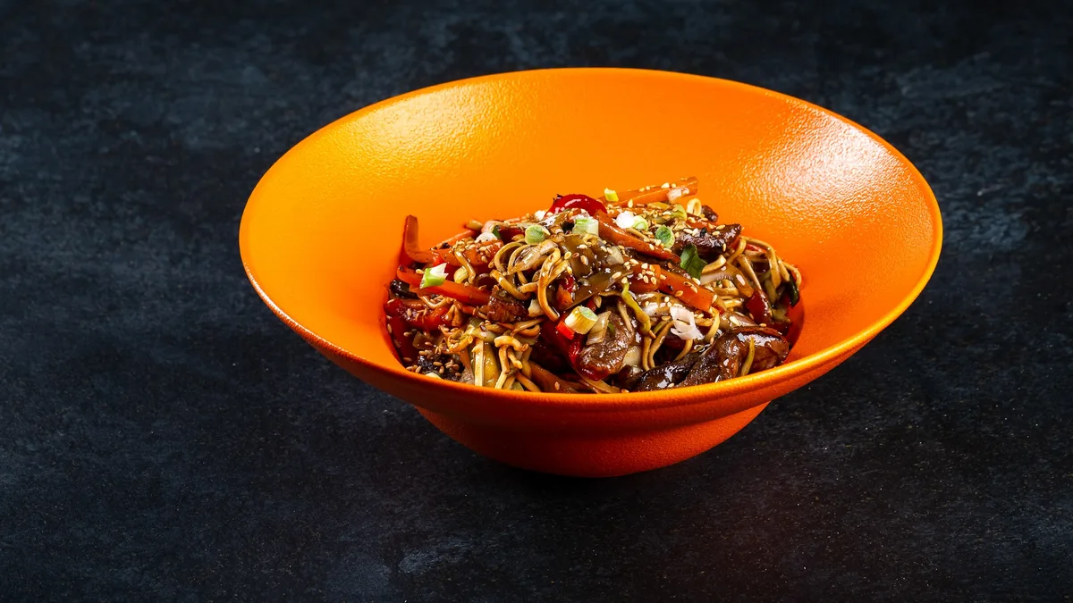 Wok junetina sa sezonskim povrćem