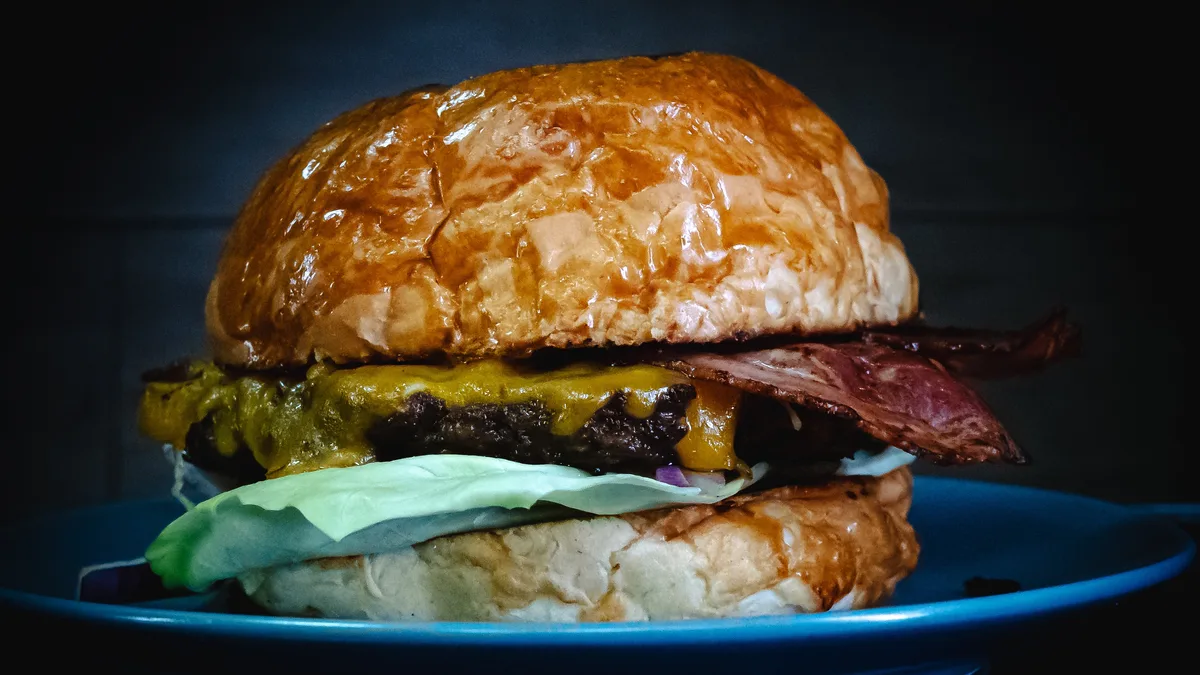 Cheddar bacon burger (130 g)