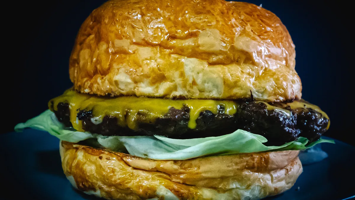 Cheddar sajtos burger (130 g)