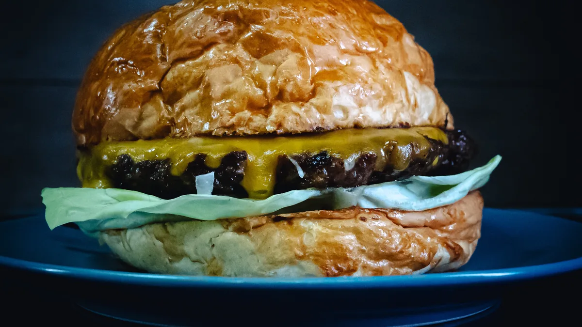 Cheddar sajtos burger (180 g Angus)
