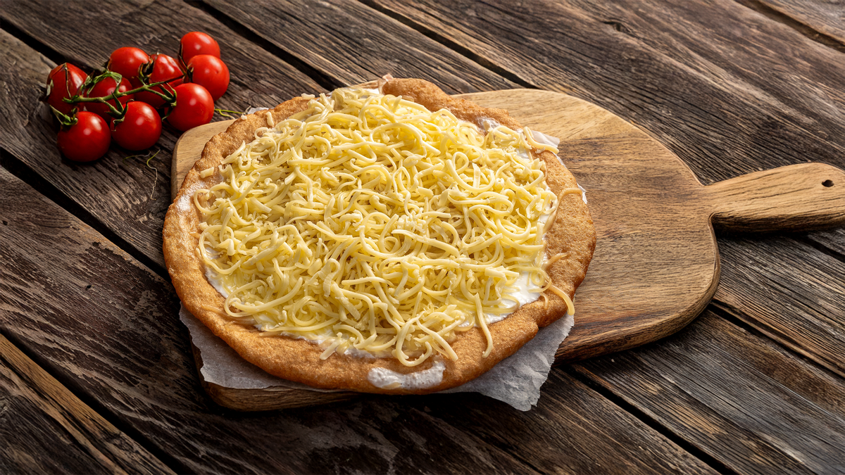 Gluténmentes sajtos-tejfölös lángos