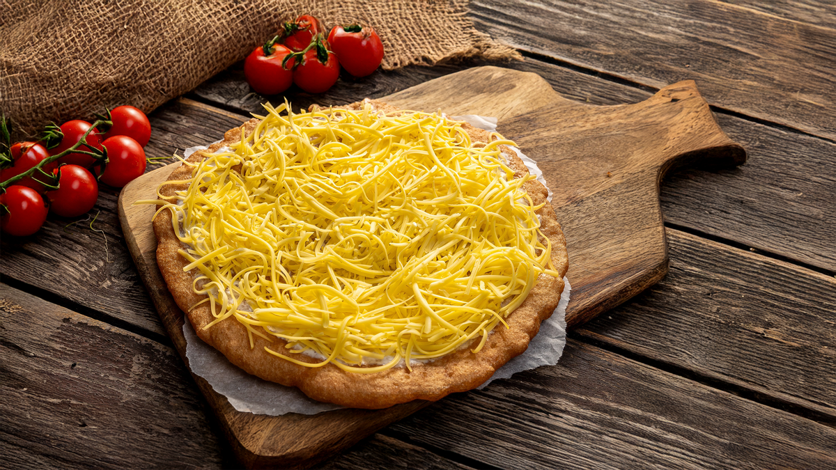 Gluténmentes Vegán Sajtos-Tejfölös Lángos