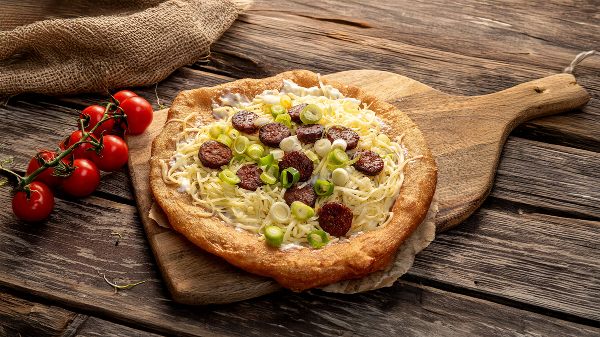 Juhtúros-Kolbászos-Újhagymás Lángos