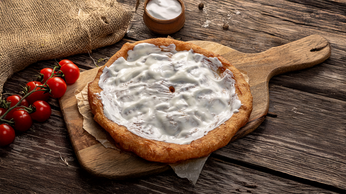Tejfölös Lángos
