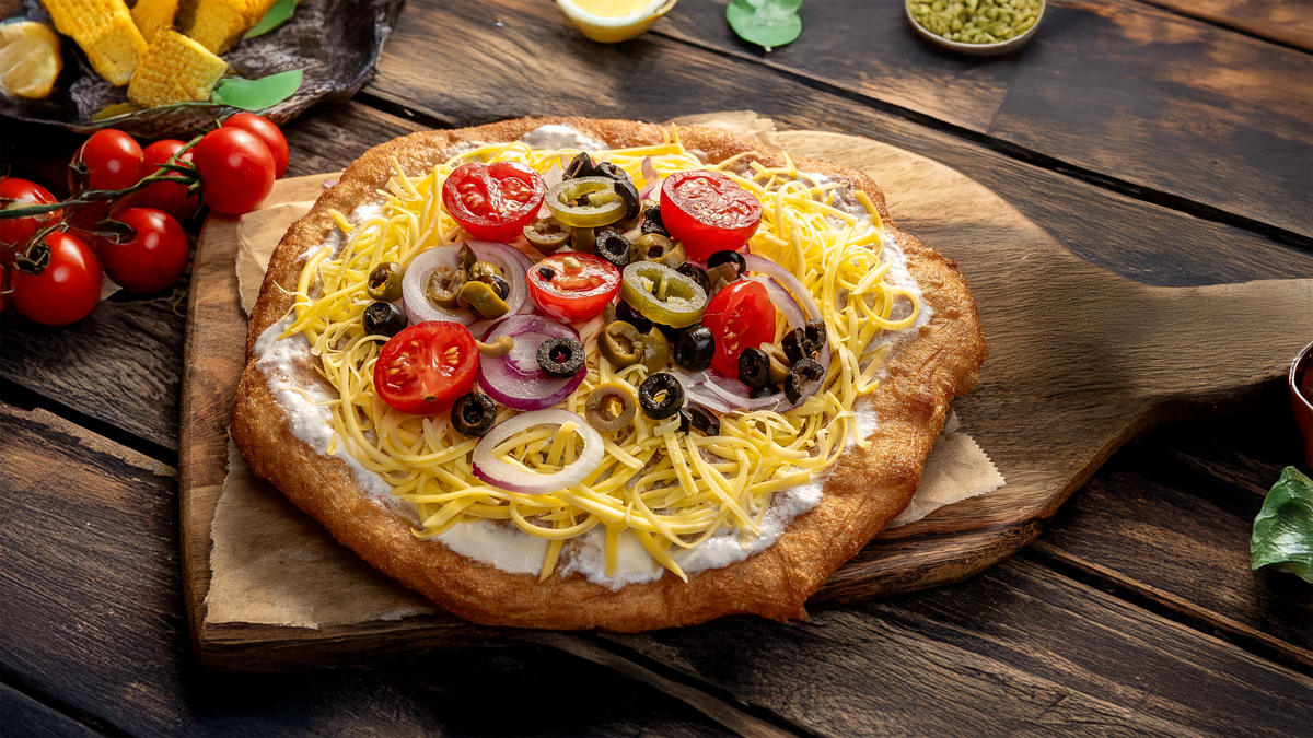 Vegán lángos zöldségekkel