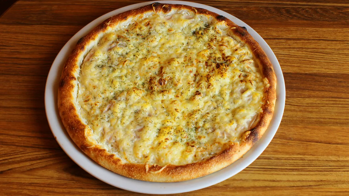 Kapros-tejfölös pizza