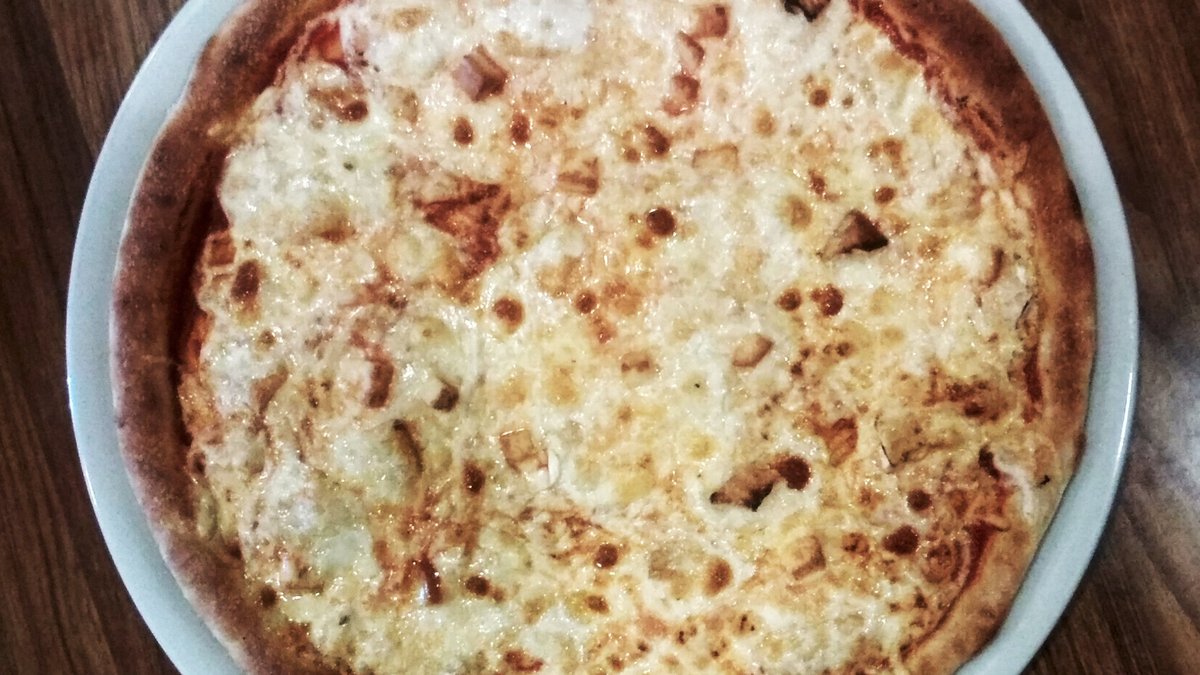 Ötsajtos pizza
