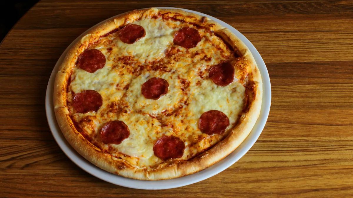 Sonkás-szalámis pizza