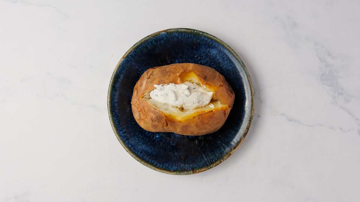 Bagt kartoffel med creme fraiche og purløg