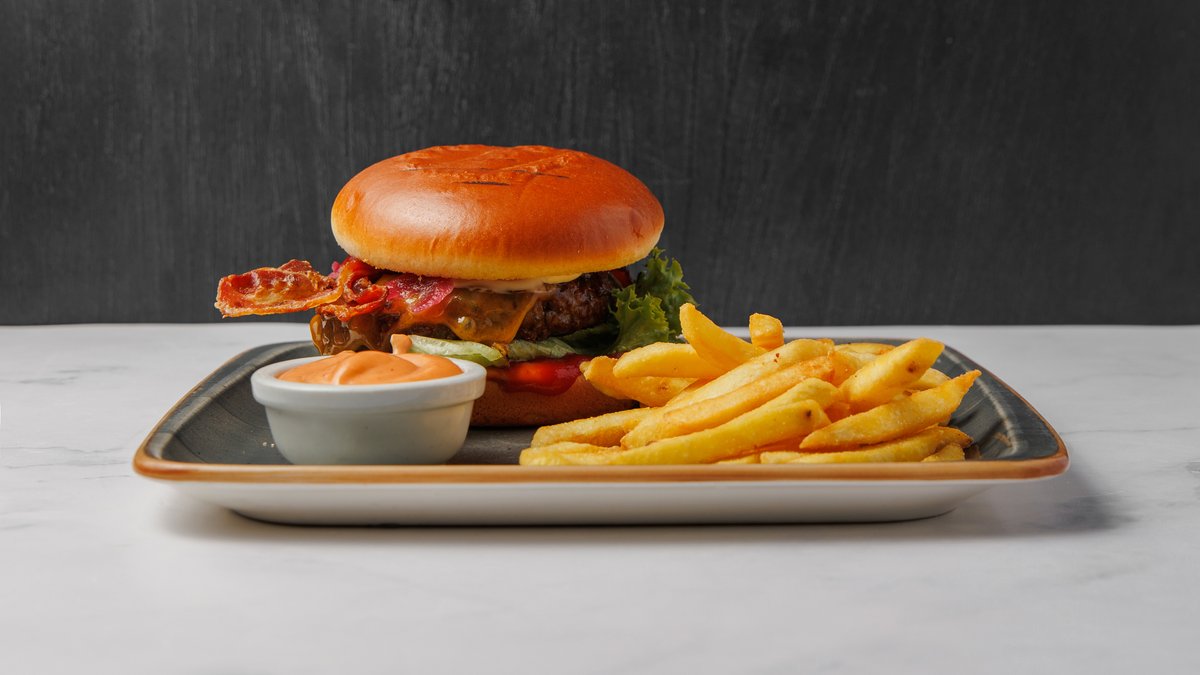 Rib House classic burger
