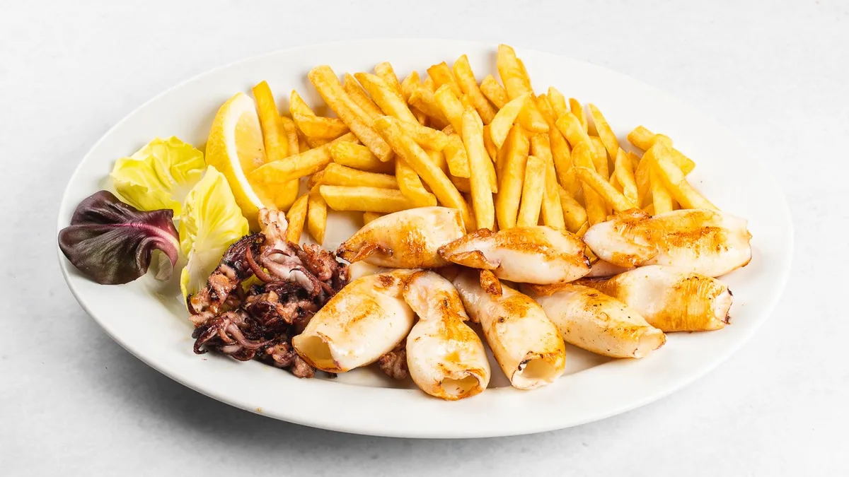 Lignji na žaru s prilogo  (250 g)