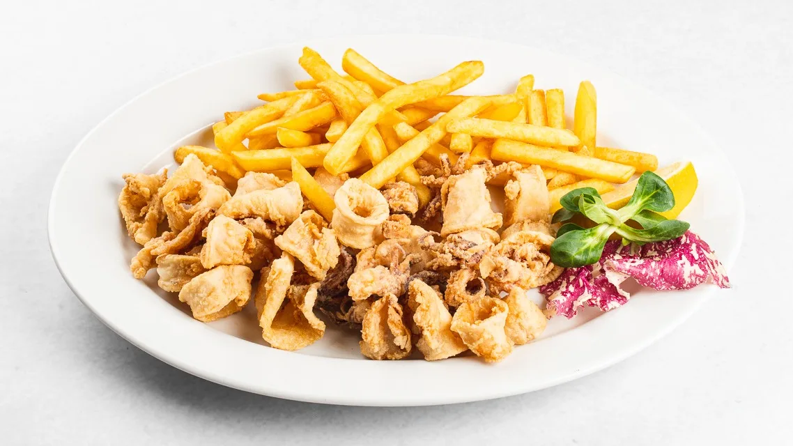 Ocvrti lignji s prilogo (250 g)