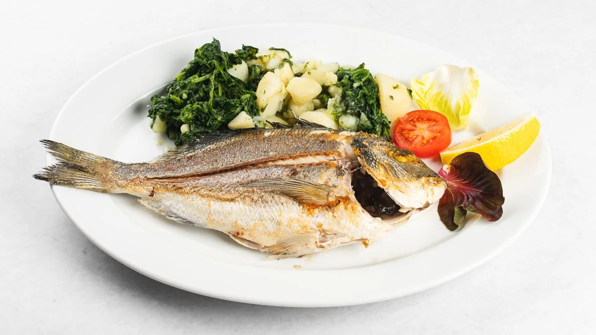 Porcijska orada na žaru s prilogo (350 g)