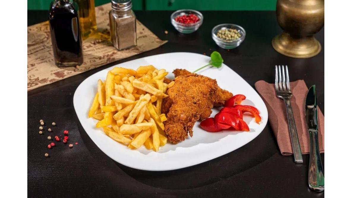 Snitel de porc cu piure de cartofi sau cartofi prajiti