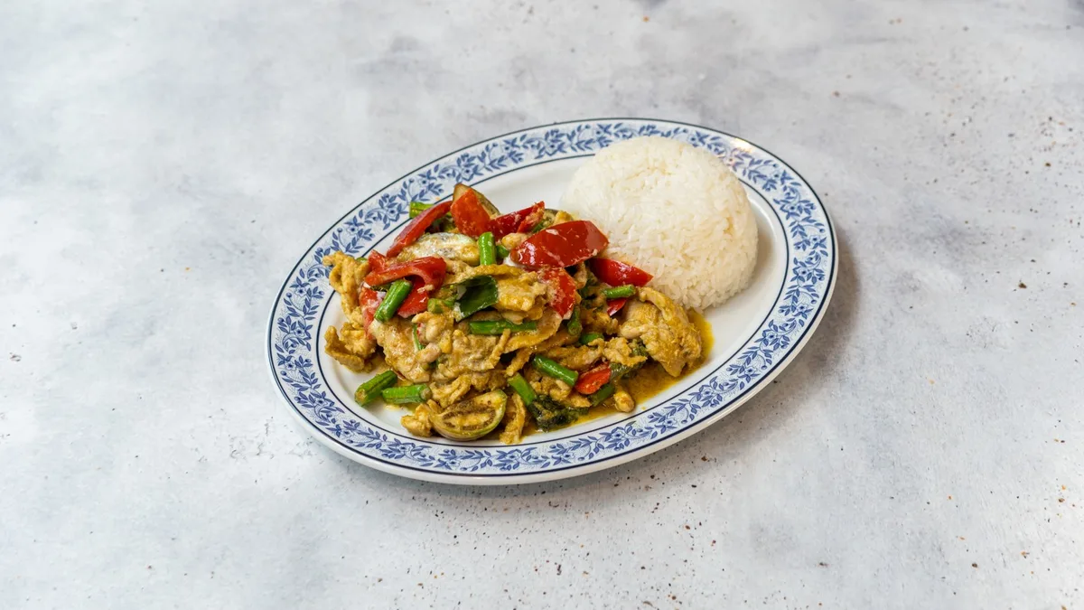 23. Phad Kiew Wan Gai 🌶