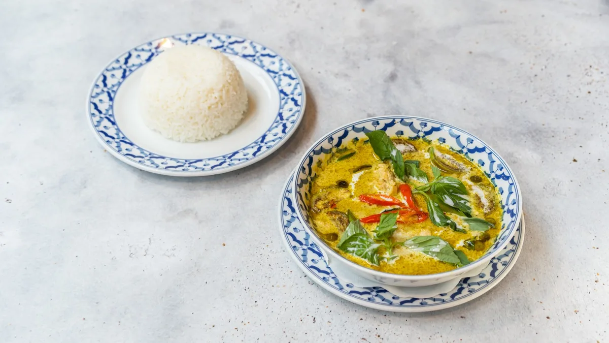 32. Kaeng Kiew Wan Gai 🌶
