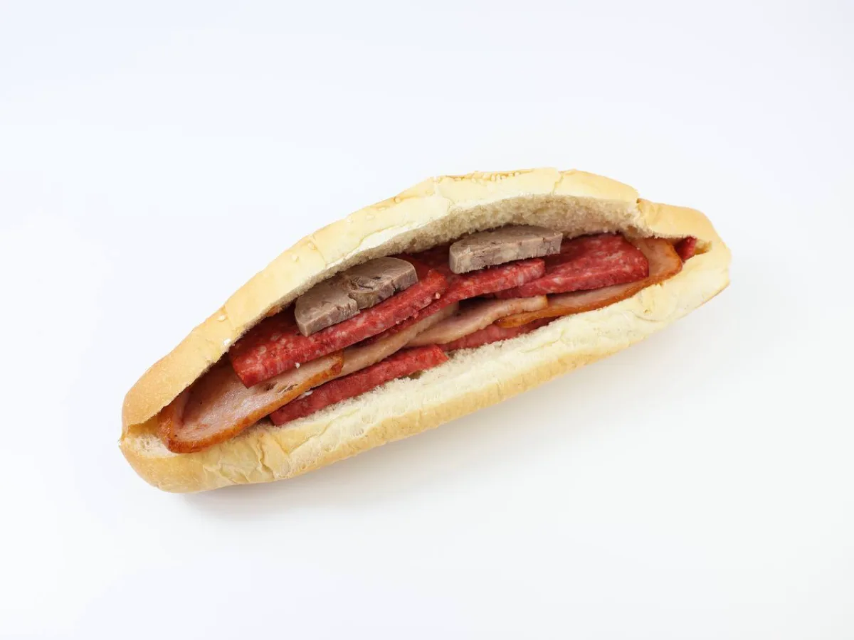 Qazi bilan hot-dog - katta