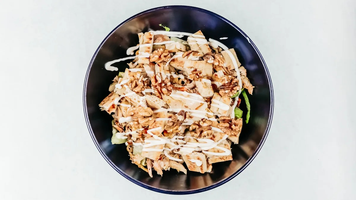 Walnut salata