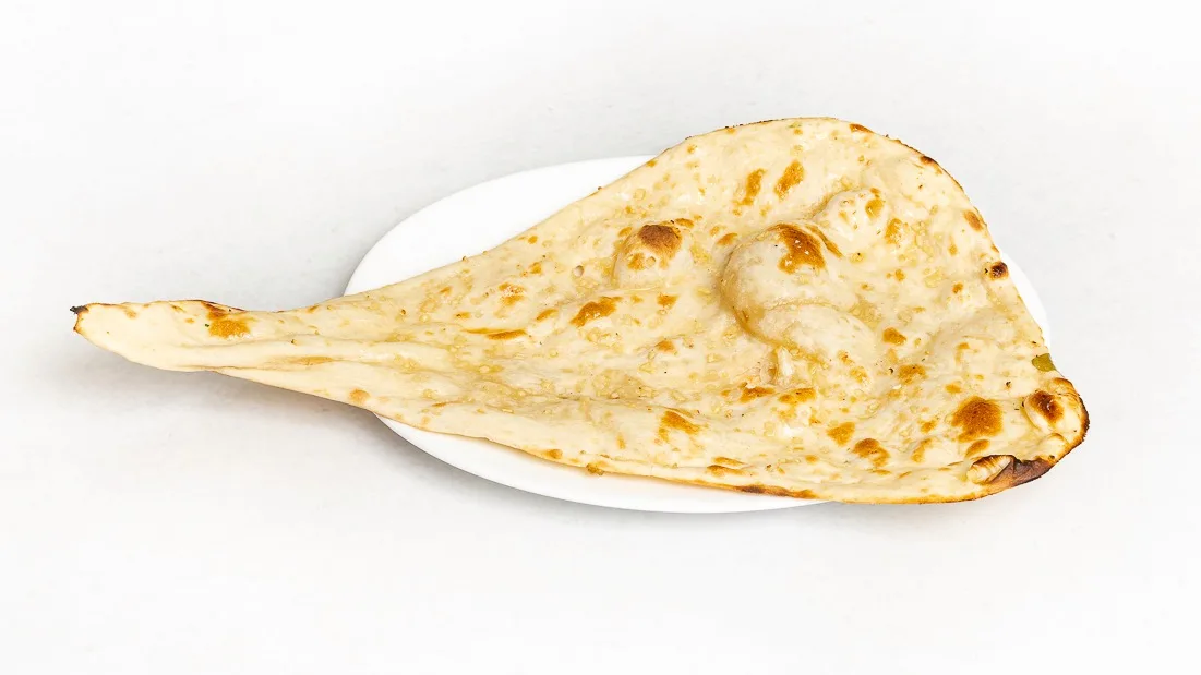 Naan z maslom in česnom