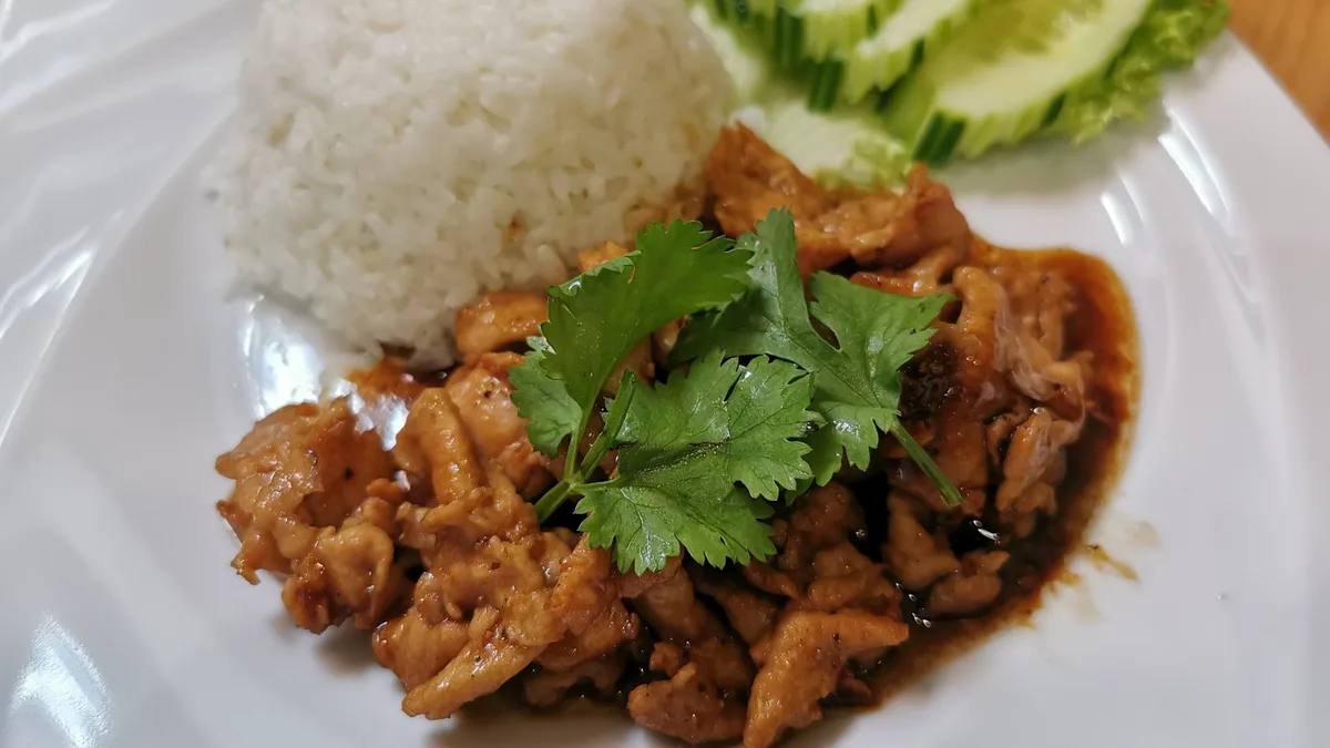 C6 - MOU TOD KRATEIM-Fried garlic with chicken or pork