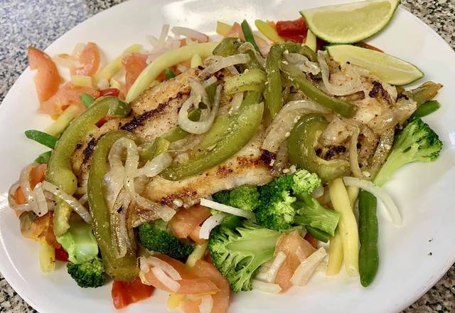 Pescado a la Plancha con Cebolla y Ají