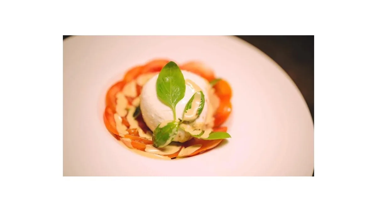Bivaly mozzarella és paradicsom saláta caprese szósszal