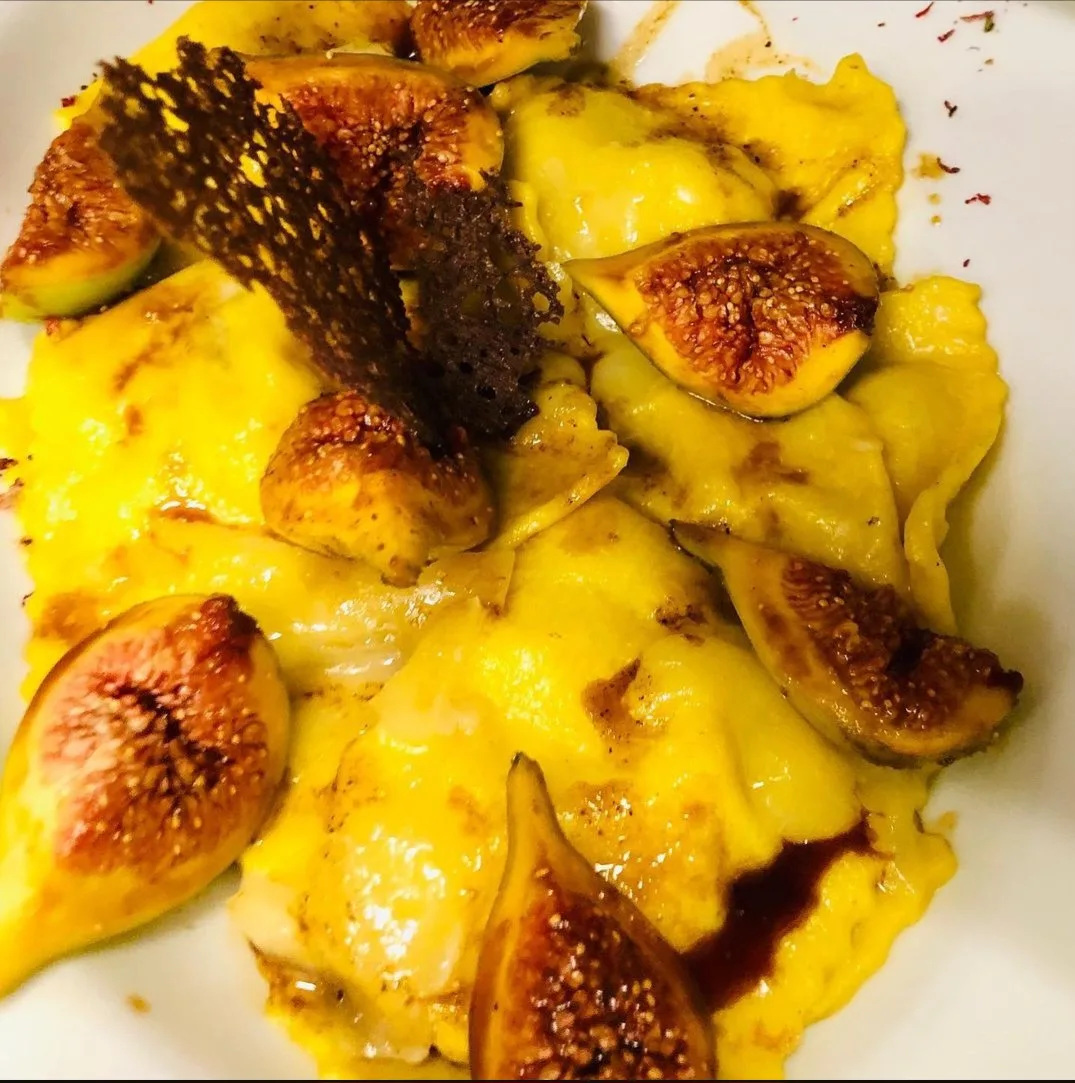 Ravioli friss pecorino sajttal, fügével és balzsamecettel