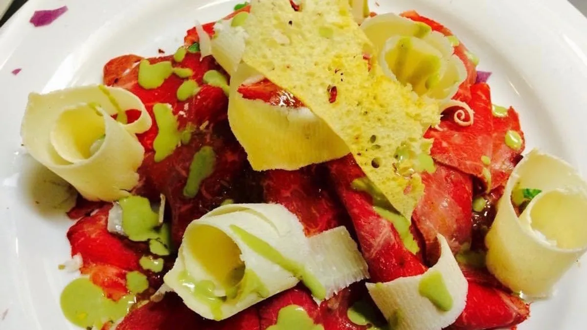 Rose marha Carpaccio zöld salátával és parmezán sajtforgáccsal