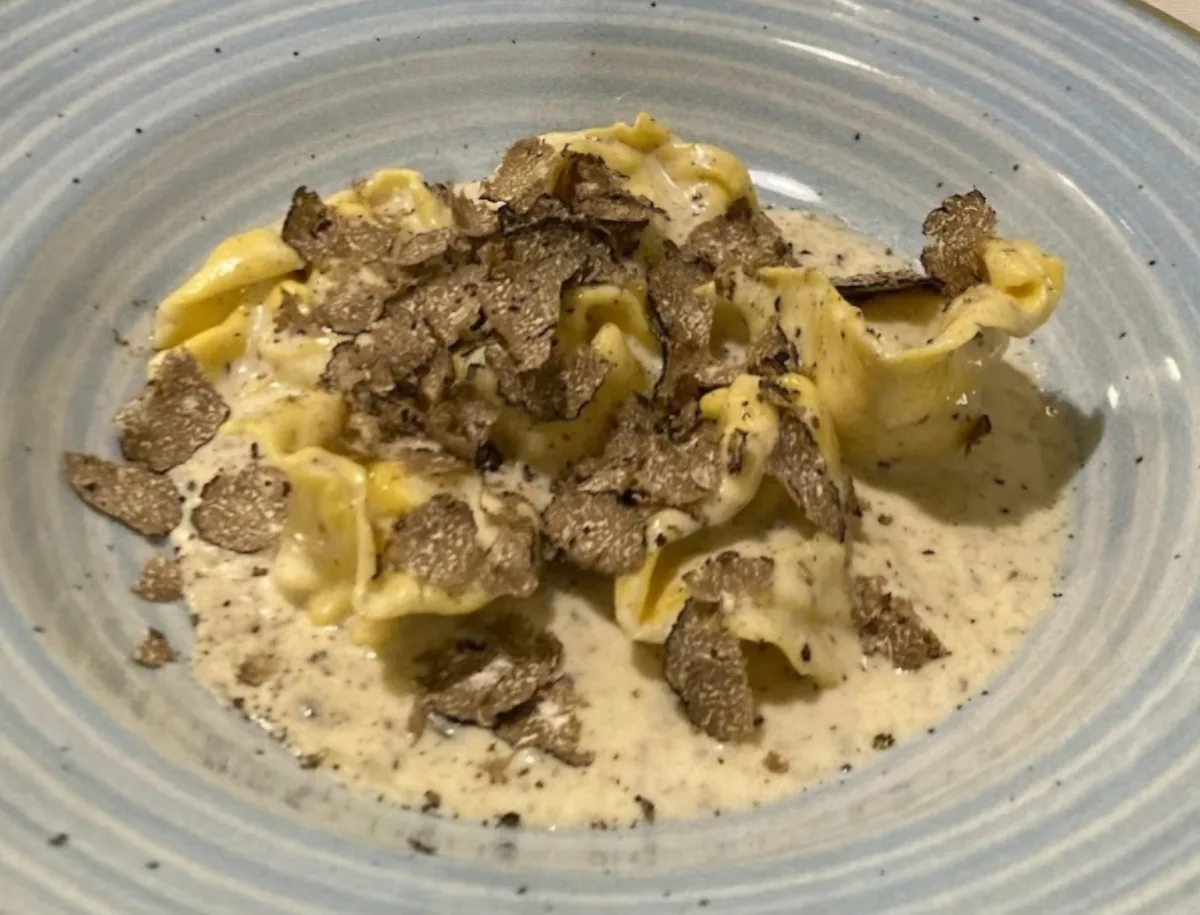 Sajtfondüvel töltött házi tortelloni fekete szarvasgombával
