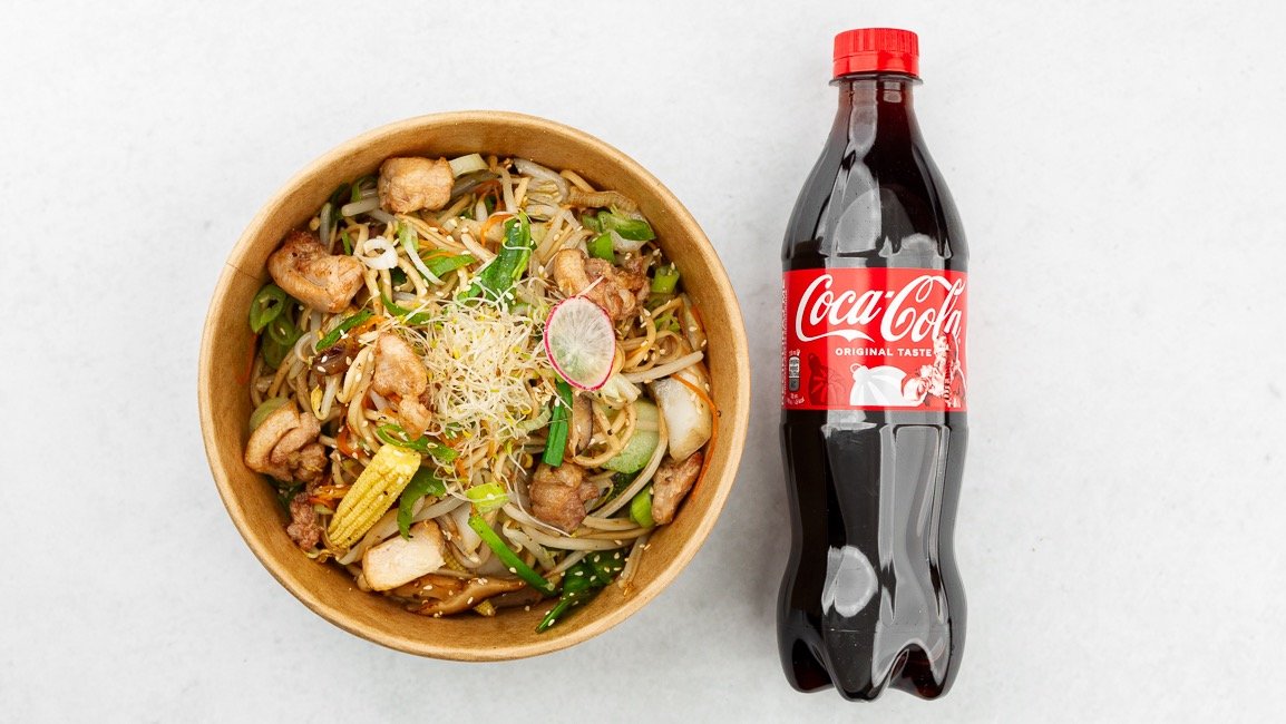 Jajčni rezanci s piščancem in Coca-Cola 0.5 l