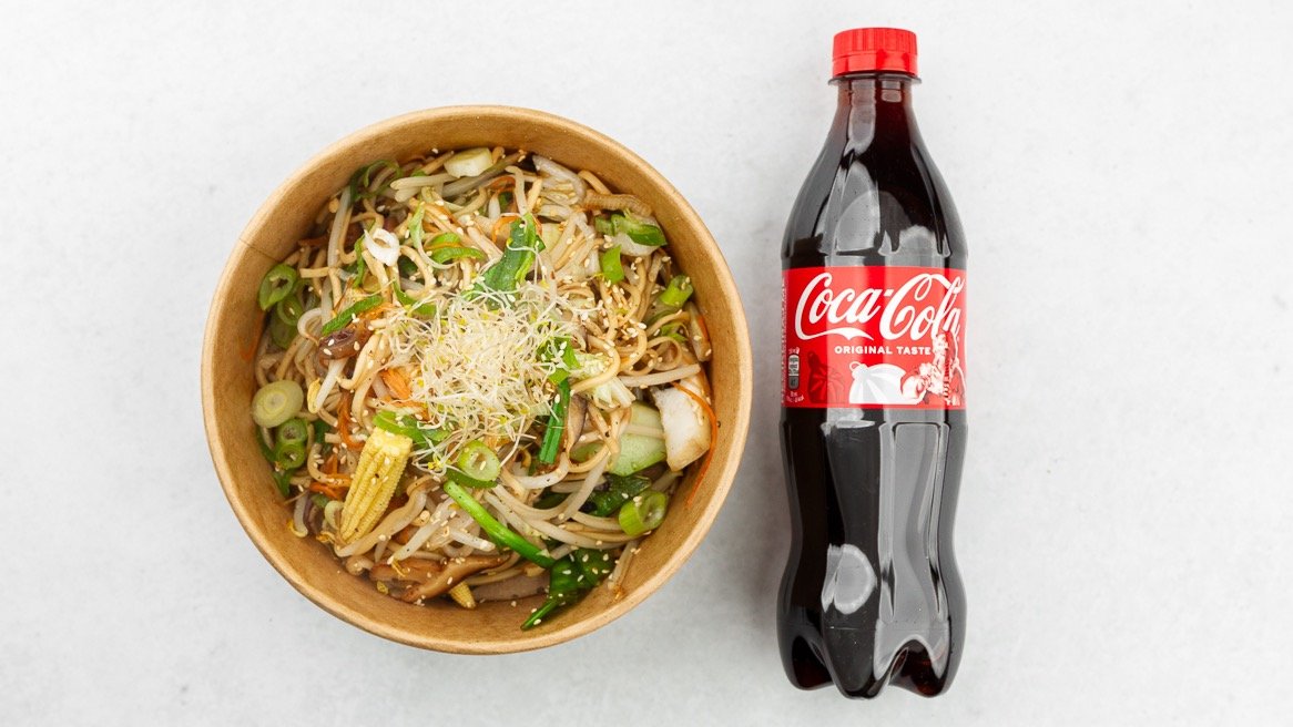 Jajčni rezanci z zelenjavo in Coca-Cola 0.5 l
