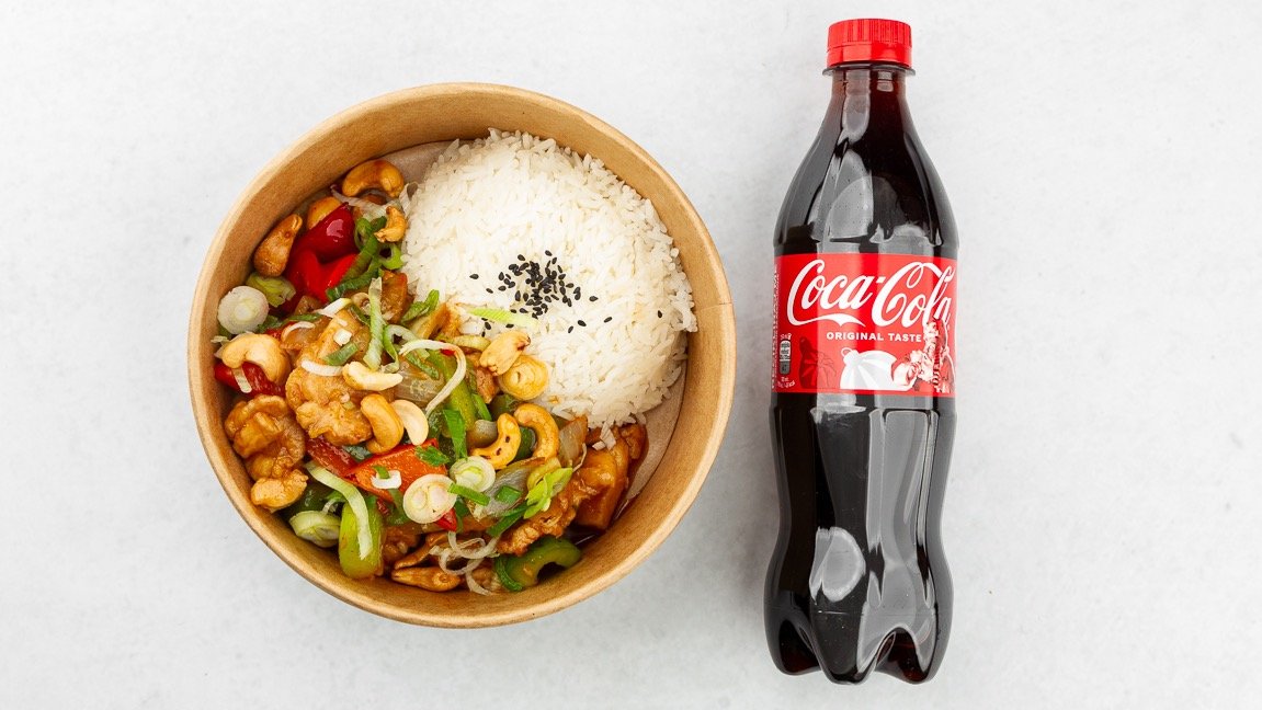 Piščanec z indijskimi oreščki in Coca-Cola 0.5 l