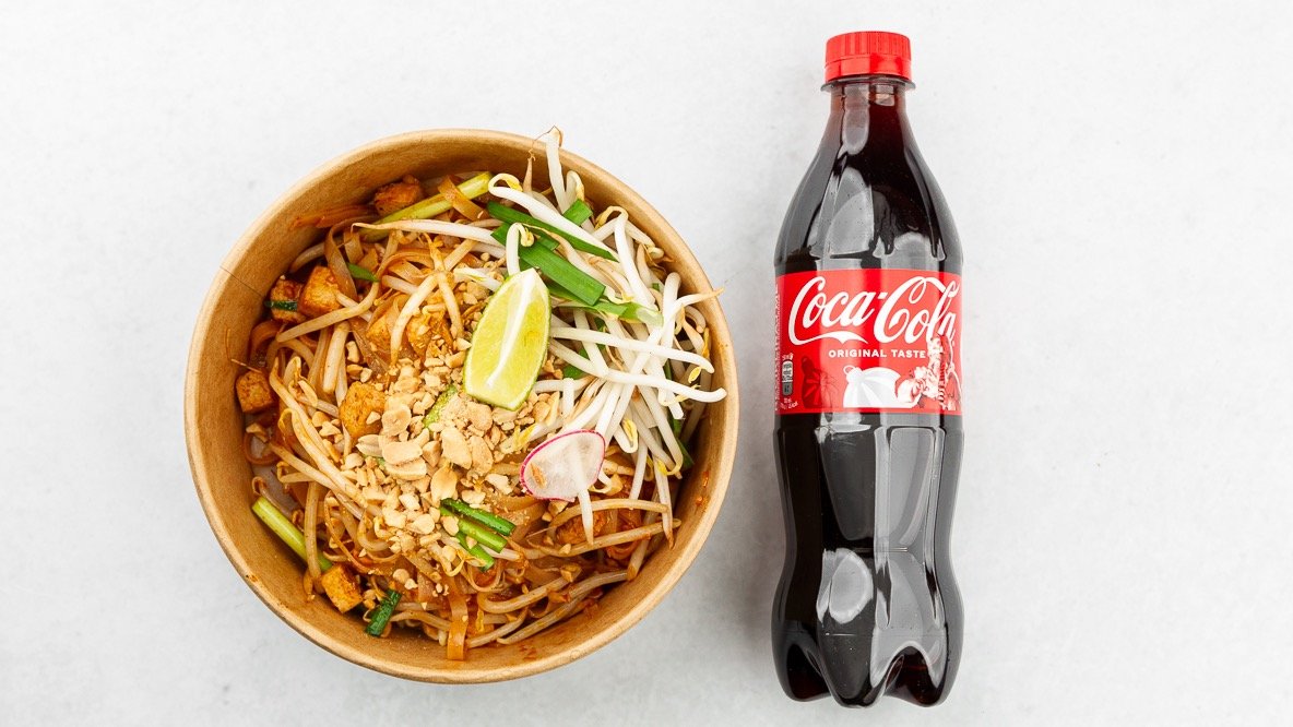 Veganski Pad thai in Coca-Cola 0.5 l