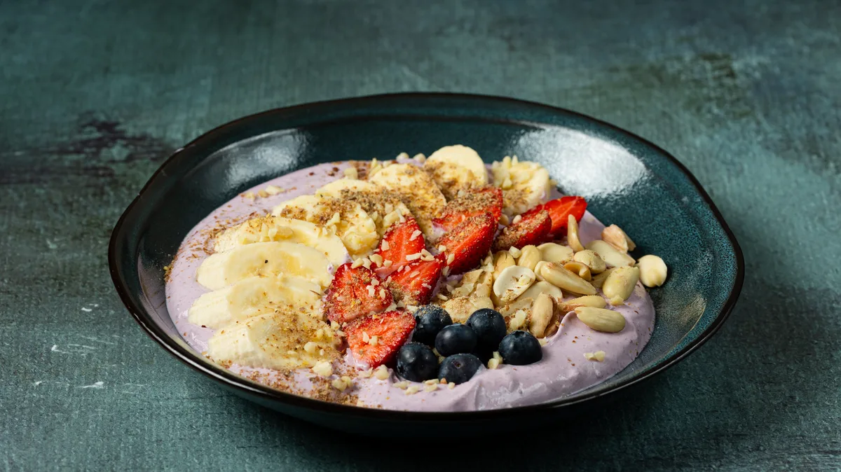 Smoothie Bowl με Βάση Βατόμουρο, Μπανάνα, Αμύγδαλο και Σπόρους