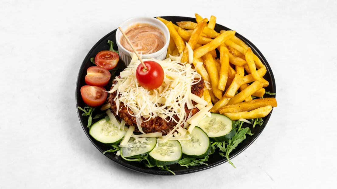 Crunchy chicken burger in pomfri