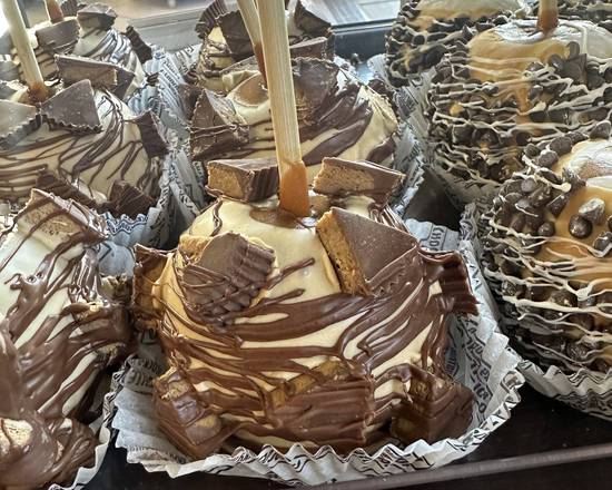 Peanut Butter Cup Caramel Apple