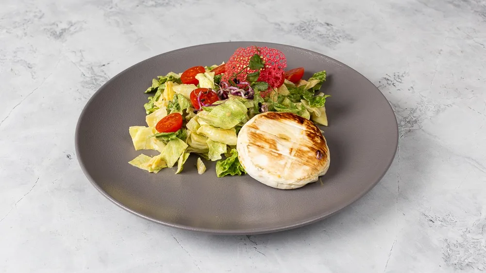Grillezett Camembert, Mustáros- Mézes Salátával
