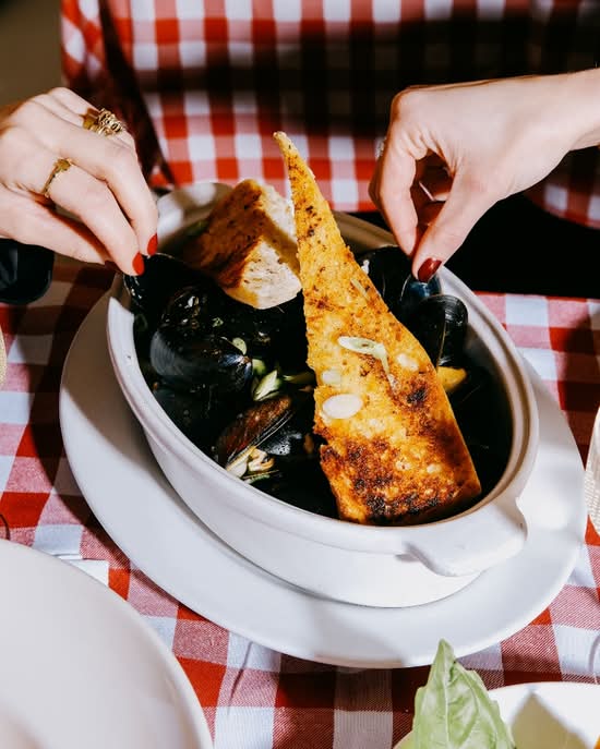 L - Steamed Mussels