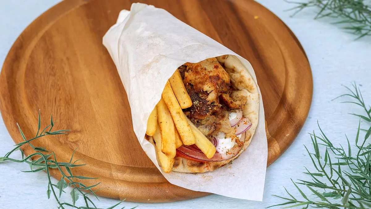 Γύρος Κοτόπουλο Σε Ελληνική Πίττα
