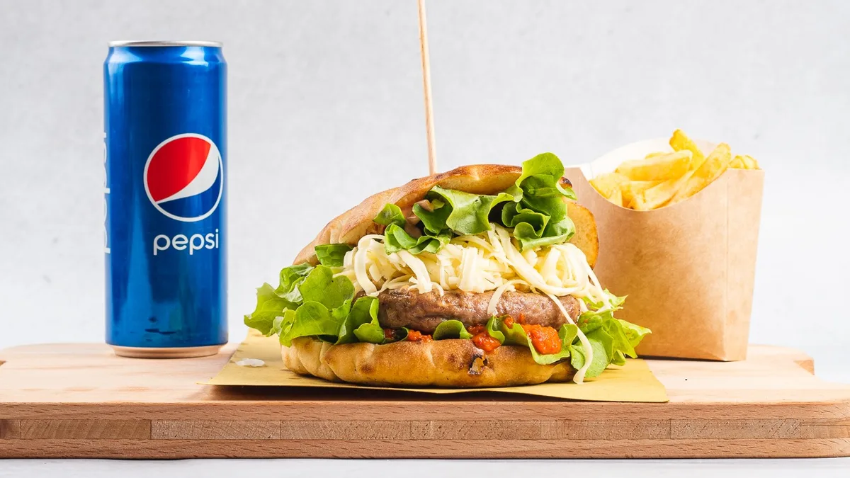 Cheeseburger s krompirčkom in pijačo