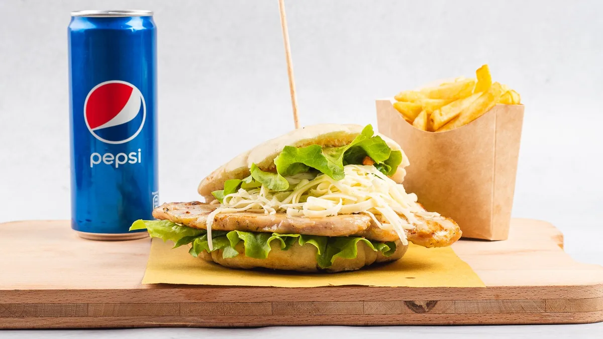 Chickenburger s krompirčkom in pijačo
