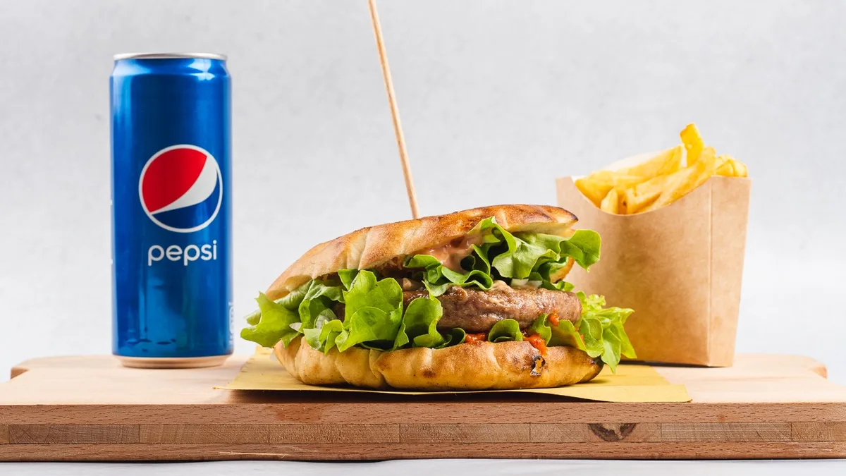 Hamburger s krompirčkom in pijačo
