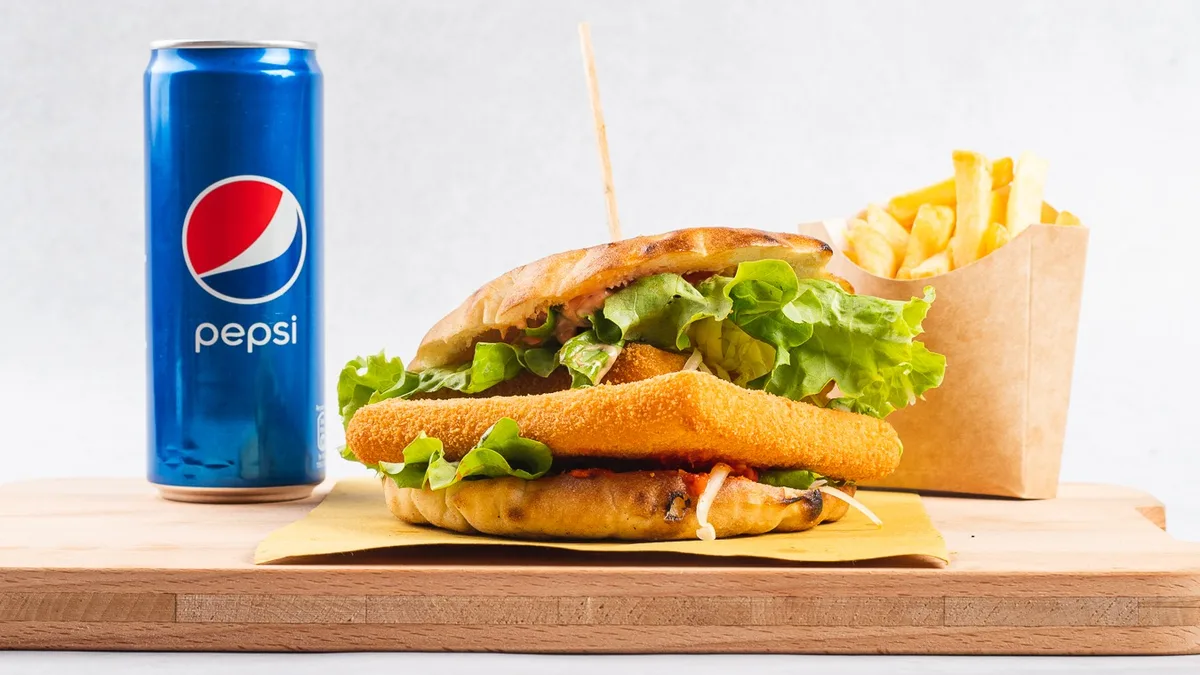 Vegi burger s krompirčkom in pijačo