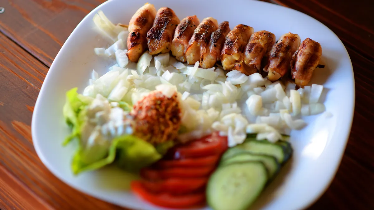 Pileći ražnjić u slanini 200g